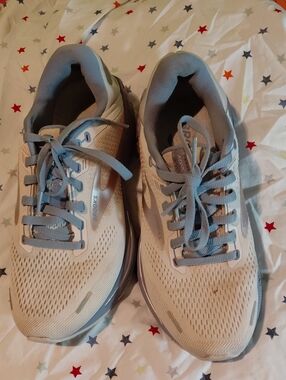 Brooks Women's Beige and Light Blue Athletic Running Shoes